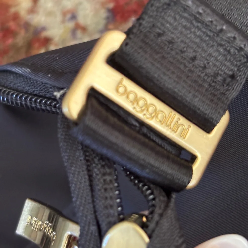 Baggallini Janet Crossbody RFID Bag - Picture 5 of 8